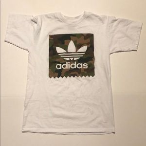Adidas camo tee size small 💚
